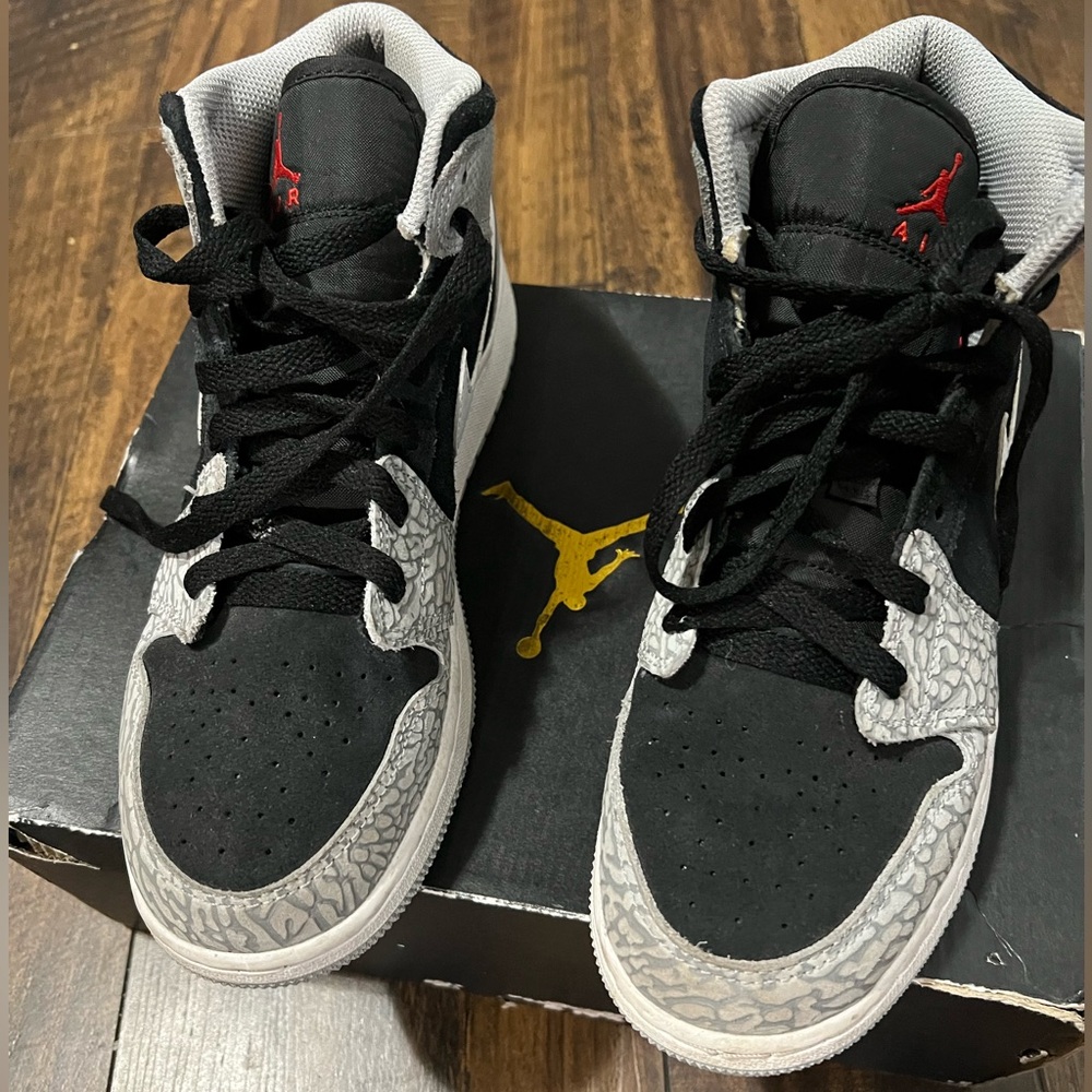 AIR JORDAN 1 Mid SE Youth Size 7 Y